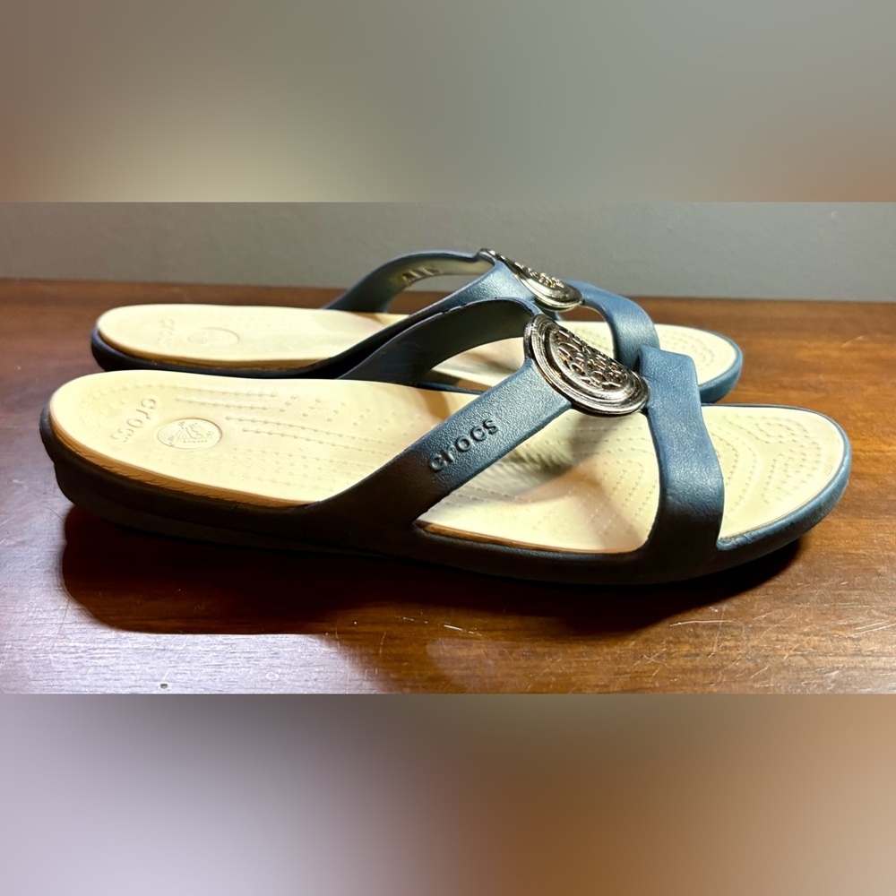 Women’s Crocs Sanrah Circle Slide Sandals - size 8 - Navy